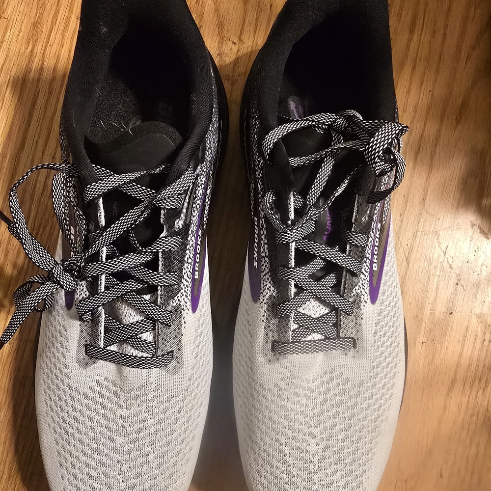 Brooks Women's Gray Running Shoes - Picture 4 of 7